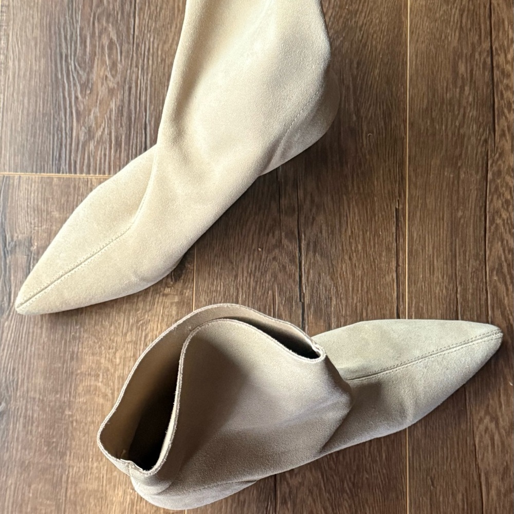 Zara suede ankle boots.
Size 42 (US 11)
